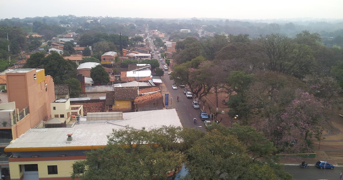 Vista aérea de la calle 8 de Diciembre y del centro de Caacupé, en Cordillera