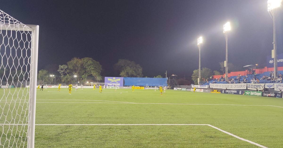 La cancha del estadio Ricardo Gregor, de Independiente, en Asunción, en un partido nocturno