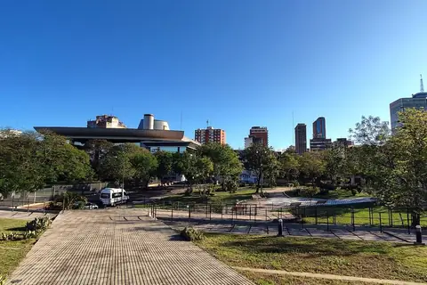 Explanada de la Biblioteca del Congreso con el Palacio Legislativo al fondo, en Asunción