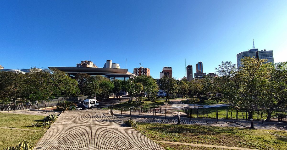 Explanada de la Biblioteca del Congreso con el Palacio Legislativo al fondo, en Asunción
