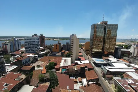 Vista del centro de Asunción, con edificios de oficinas y la bahía al fondo
