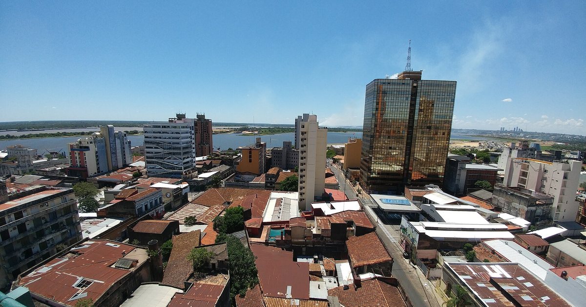 Vista del centro de Asunción, con edificios de oficinas y la bahía al fondo