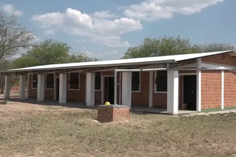 Foto: Chipaguasustudios / Wikimedia Commons · CC BY-SA 4.0 Local de una escuela de ladrillo con galería techada en Teniente Esteban Martínez, en el Chaco paraguayo