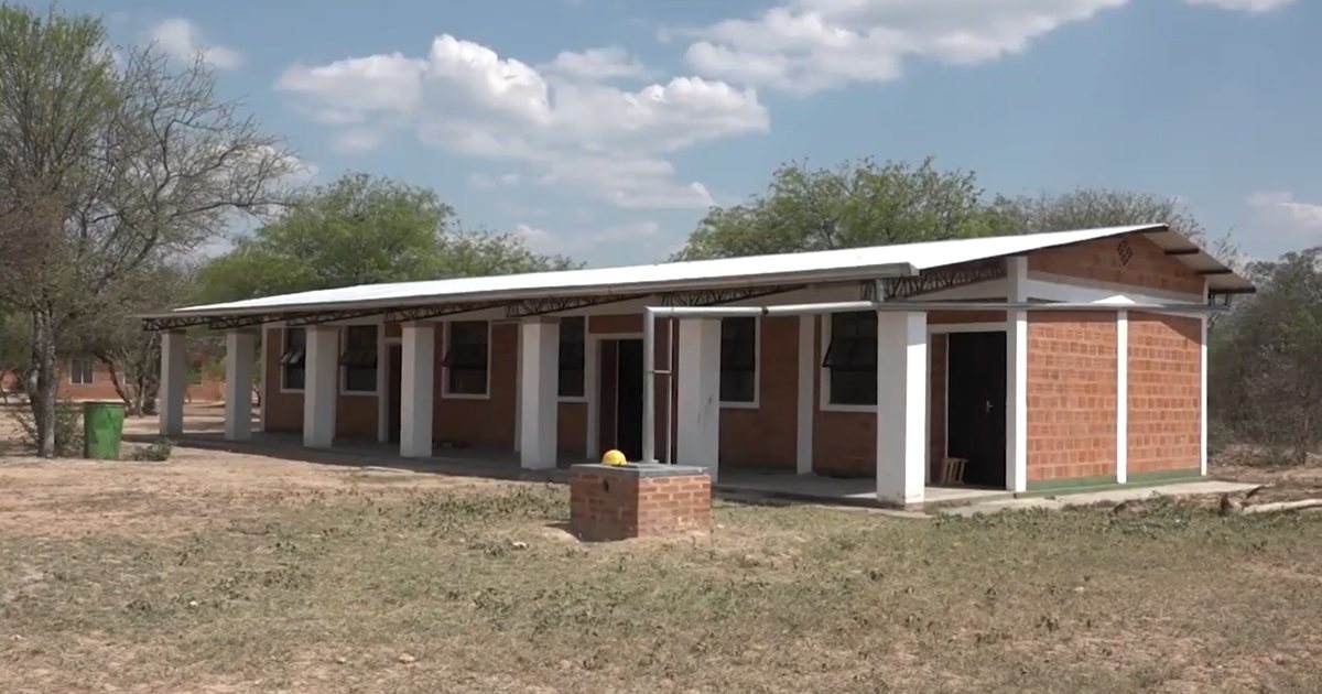 Local de una escuela de ladrillo con galería techada en Teniente Esteban Martínez, en el Chaco paraguayo