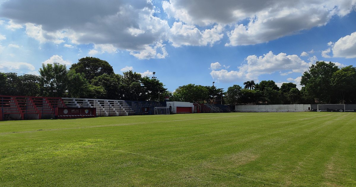 Cancha y graderías del estadio Rubén Ramírez, del club 3 de Noviembre, en Asunción