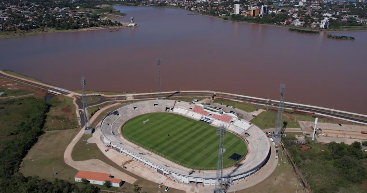 Vista aérea del estadio Villa Alegre, en Encarnación, junto al río Paraná, donde General Caballero JLM visita a Encarnación FC