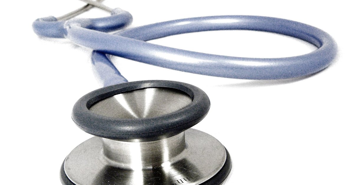 Estetoscopio médico sobre fondo blanco