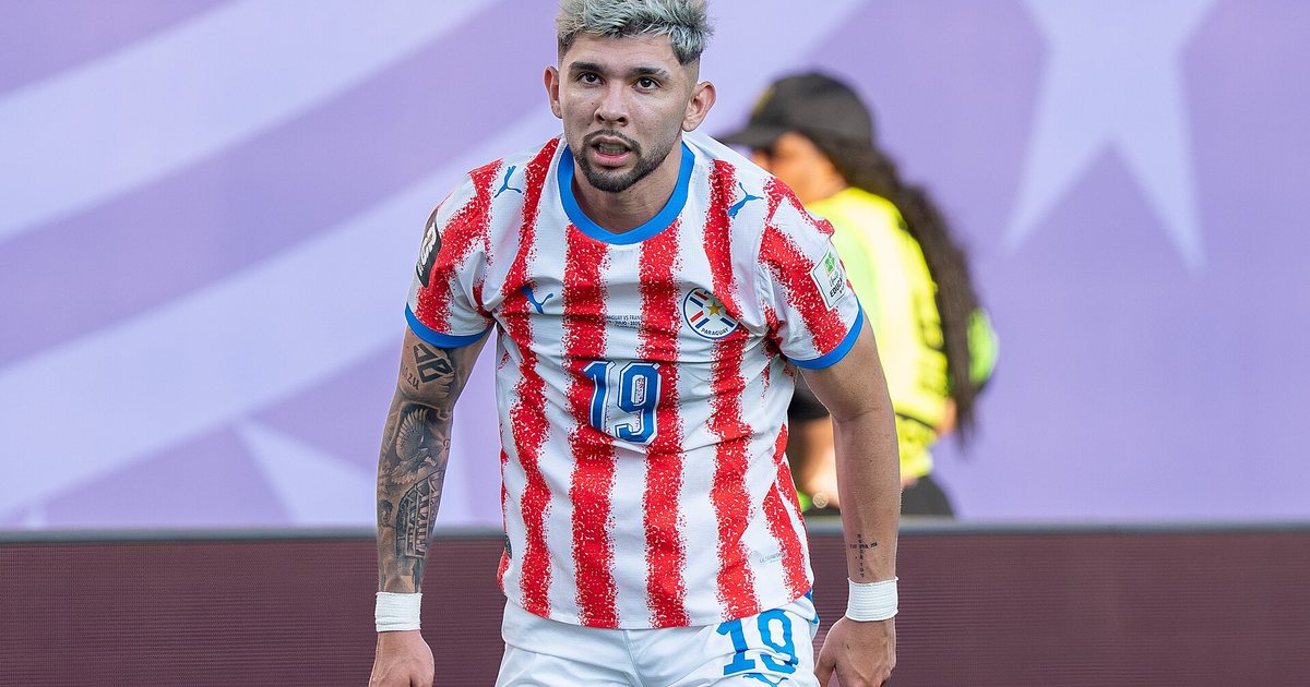 Julio Enciso con la camiseta 19 de la selección paraguaya en un partido de la Albirroja