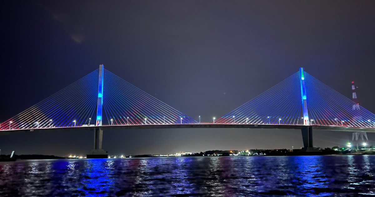 Puente Héroes del Chaco iluminado de noche sobre el río Paraguay, entre Asunción y Nueva Asunción