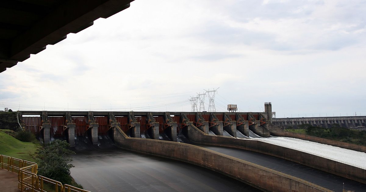 Vertedero de la represa de Itaipú con un canal en funcionamiento, visto desde el mirador de visitantes