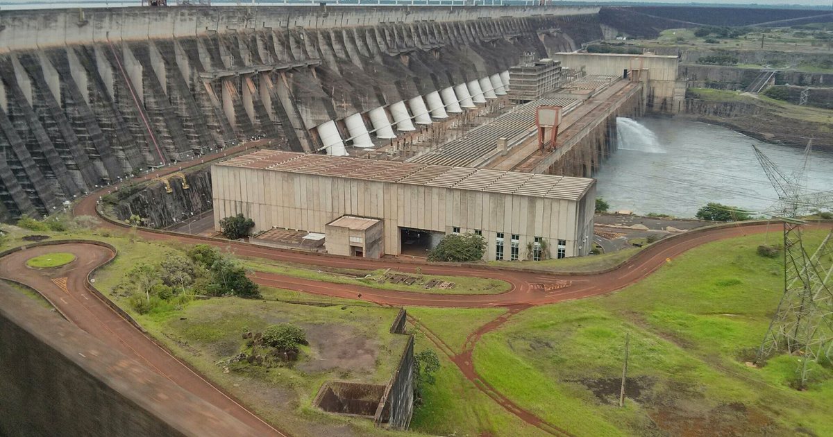 El muro de la represa de Itaipú y sus tuberías forzadas, en Hernandarias, Alto Paraná