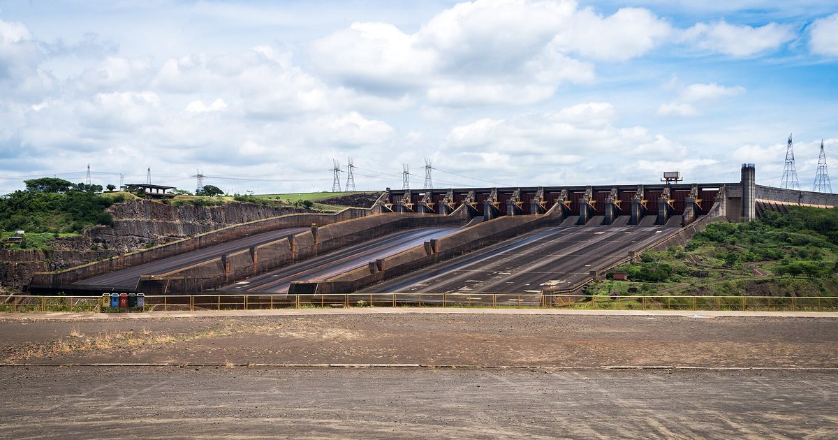 El vertedero de la represa de Itaipú, sobre el río Paraná, con sus compuertas cerradas