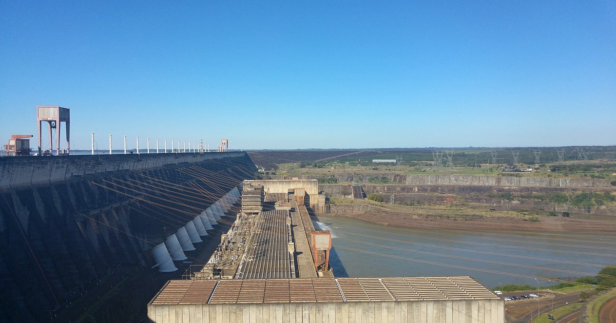 La represa de Itaipú y su casa de máquinas sobre el río Paraná, en Alto Paraná