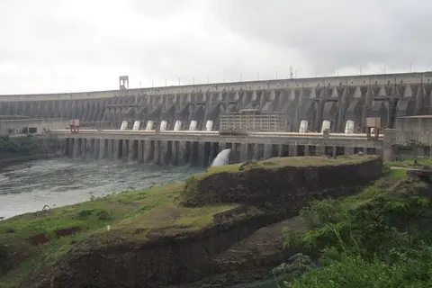 Foto: Arian Zwegers / Wikimedia Commons · CC BY 2.0 Muro de la represa de Itaipú y su casa de máquinas, sobre el río Paraná