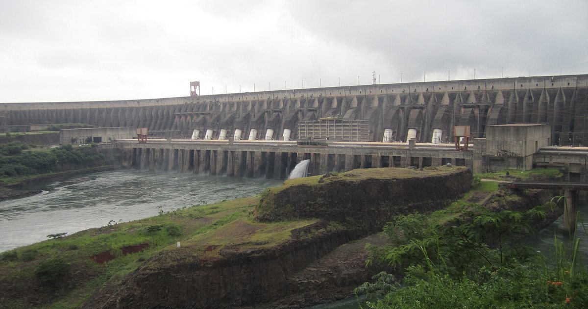 Muro de la represa de Itaipú y su casa de máquinas, sobre el río Paraná
