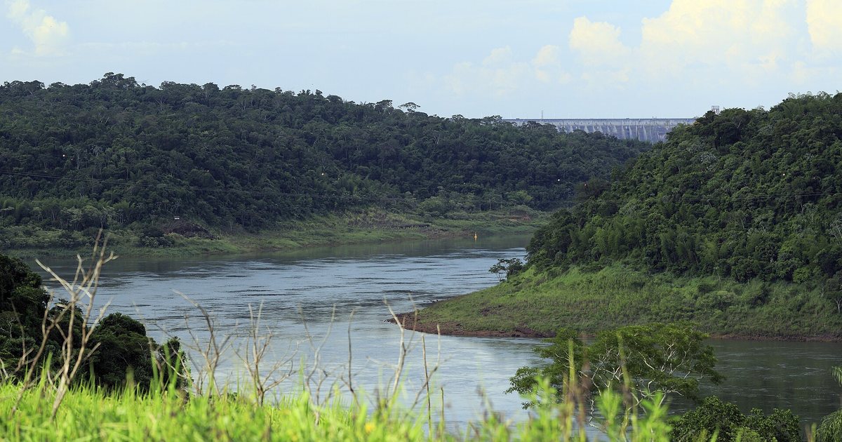 El río Paraná aguas abajo de la represa de Itaipú, que se ve al fondo, cerca de Hernandarias