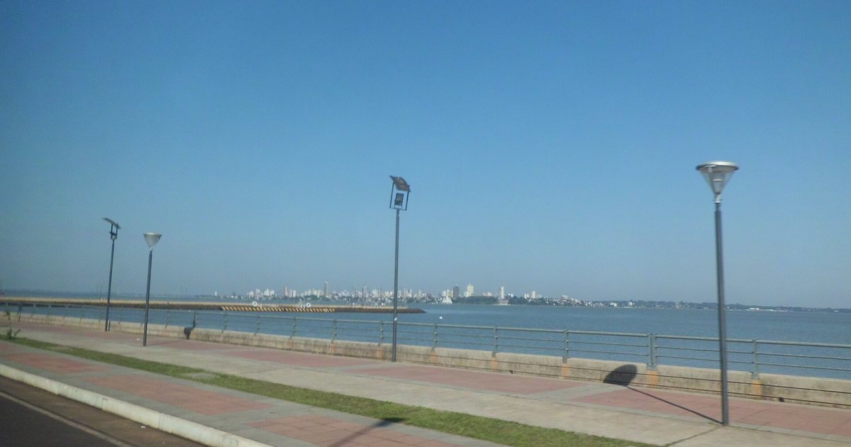 Costanera de Encarnación junto al río Paraná, en Itapúa