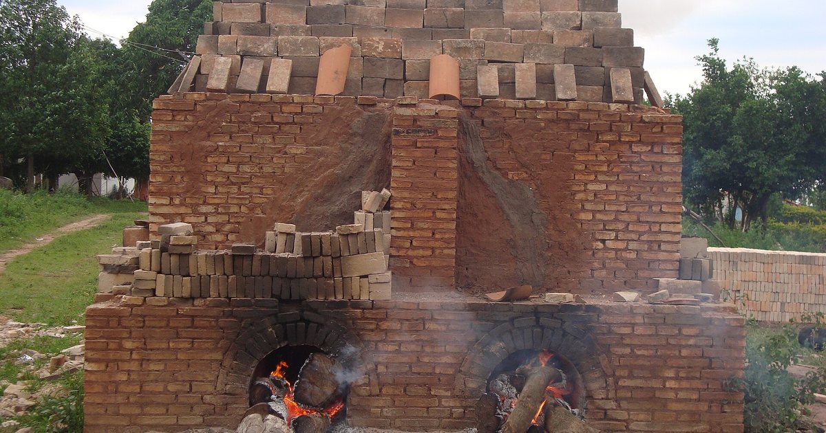 Horno a leña de una olería de Tobatí, en Cordillera, con ladrillos hechos a mano