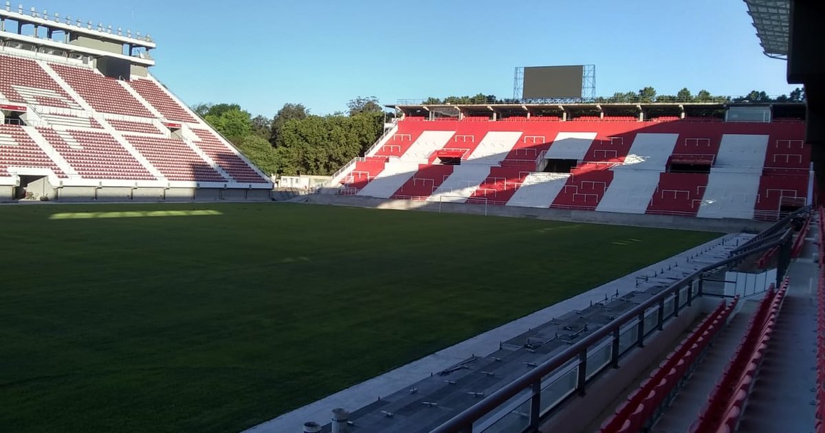 Tribunas rojas y blancas y cancha del estadio Jorge Luis Hirschi, de Estudiantes, en La Plata, sede de la ida de la semifinal