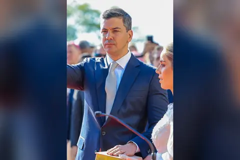 El presidente Santiago Peña presta juramento ante el Congreso en sesión solemne, el 15 de agosto de 2023 en Asunción