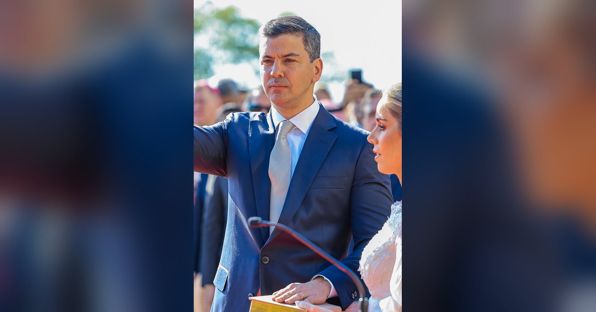 El presidente Santiago Peña presta juramento ante el Congreso en sesión solemne, el 15 de agosto de 2023 en Asunción