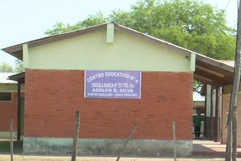 Foto: Chipaguasustudios / Wikimedia Commons · CC BY-SA 4.0 Escuela Básica N° 751 de Fortín Caballero, en el Chaco paraguayo; los docentes de escuelas públicas aportan a la Caja Fiscal