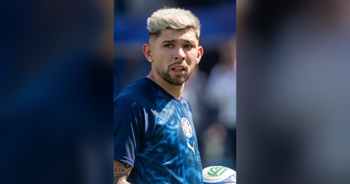 Julio Enciso con la ropa de entrenamiento de la selección paraguaya
