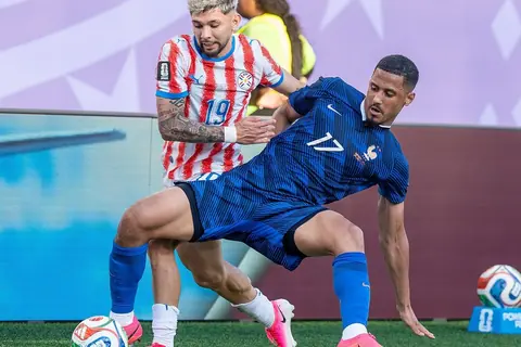 Julio Enciso, con la camiseta 19 de la selección paraguaya, protege la pelota en un partido de la Albirroja