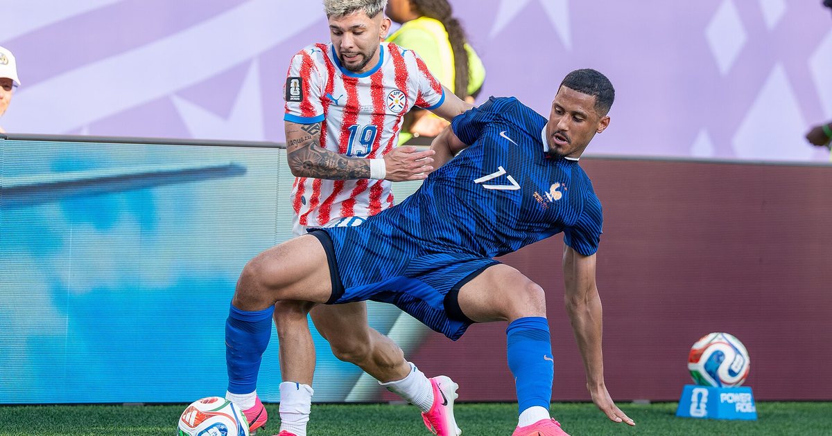 Julio Enciso, con la camiseta 19 de la selección paraguaya, protege la pelota en un partido de la Albirroja