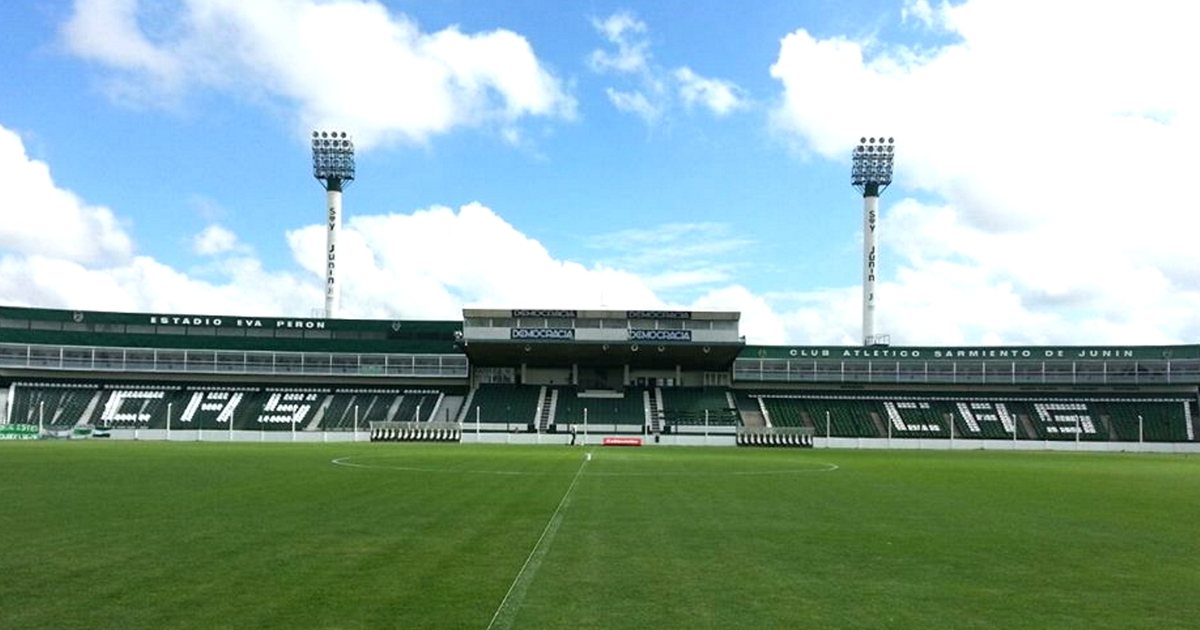 Tribunas y campo de juego del estadio Eva Perón, la cancha de Sarmiento en Junín