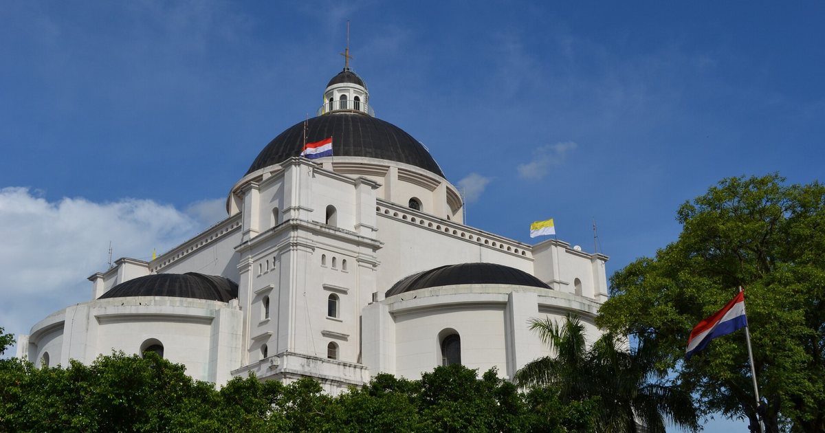 Cúpula de la Basílica de Caacupé con las banderas del Paraguay y del Vaticano