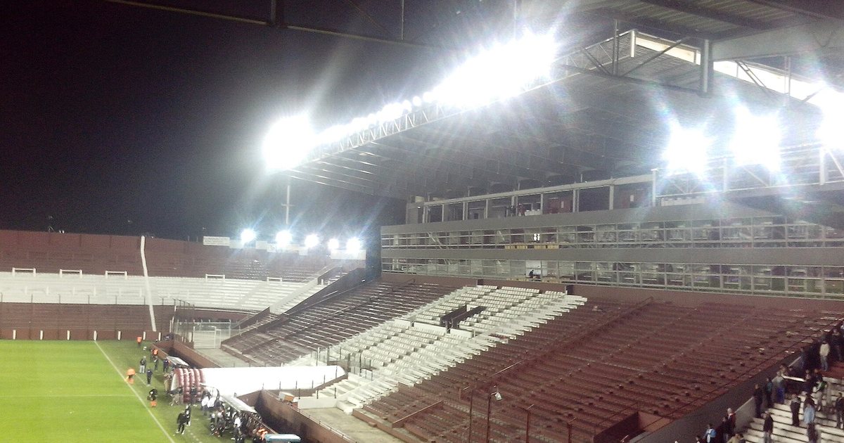Platea del estadio Ciudad de Lanús, en el sur del Gran Buenos Aires, con la cancha iluminada de noche