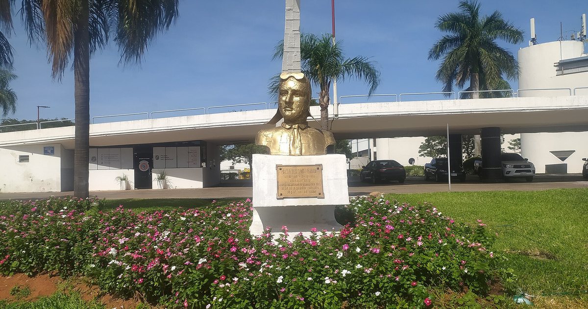 Monumento al aviador Silvio Pettirossi frente al aeropuerto internacional, en Luque