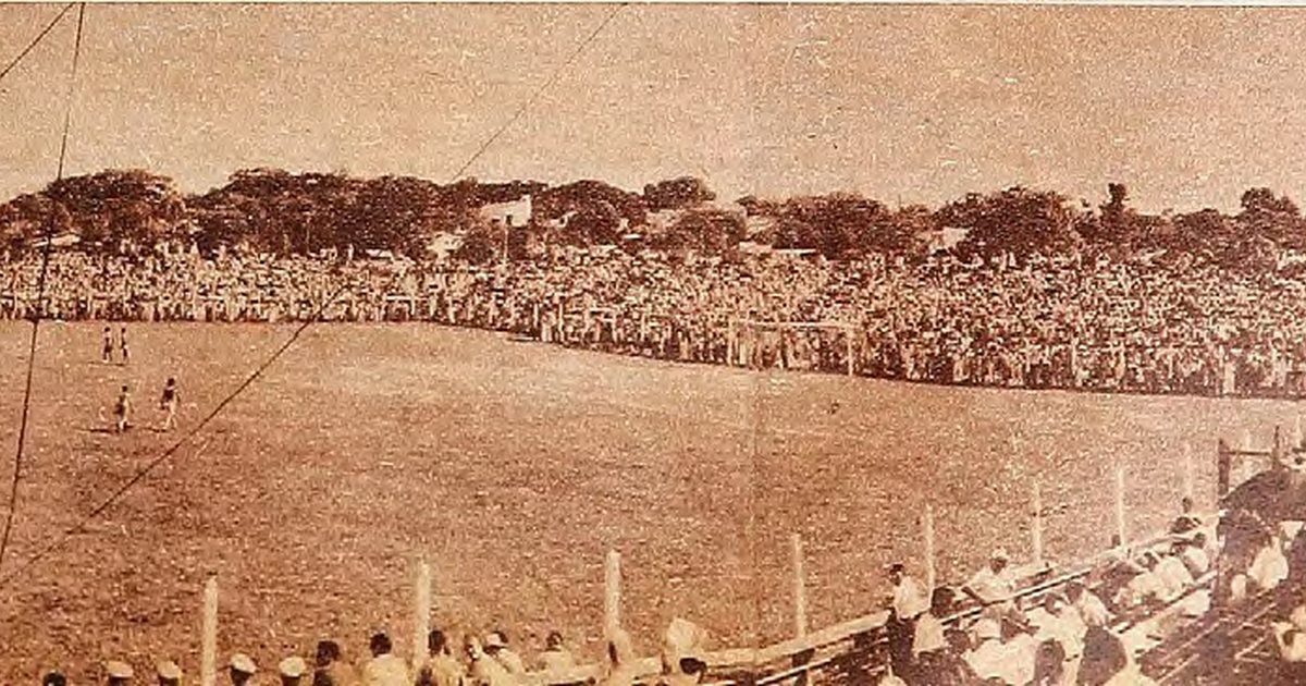 Tribunas llenas y cancha del estadio del Club Libertad, en Asunción, en una foto de 1954