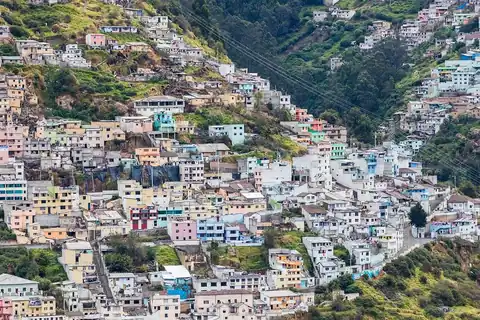 Foto: Diego Delso / Wikimedia Commons · CC BY-SA 4.0 Barrios en las laderas de Quito, Ecuador, vistos desde El Panecillo; en esta ciudad Libertad jugó la tercera fecha de la Libertadores Femenina