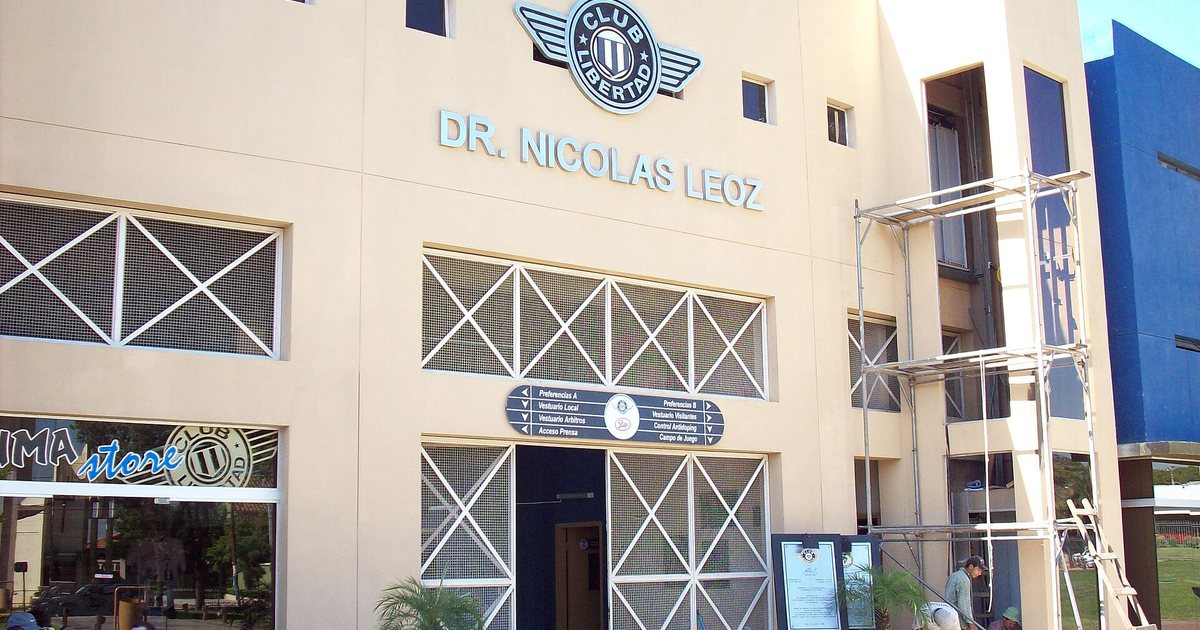 Fachada del estadio Dr. Nicolás Leoz, La Huerta, con el acceso a Preferencias, en Asunción
