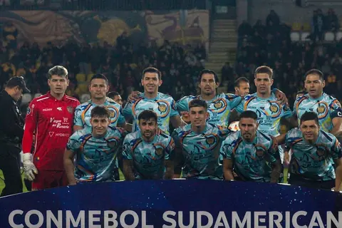 El plantel de Sportivo Luqueño, rival de Libertad el viernes, antes de un partido de la Copa Sudamericana de 2024
