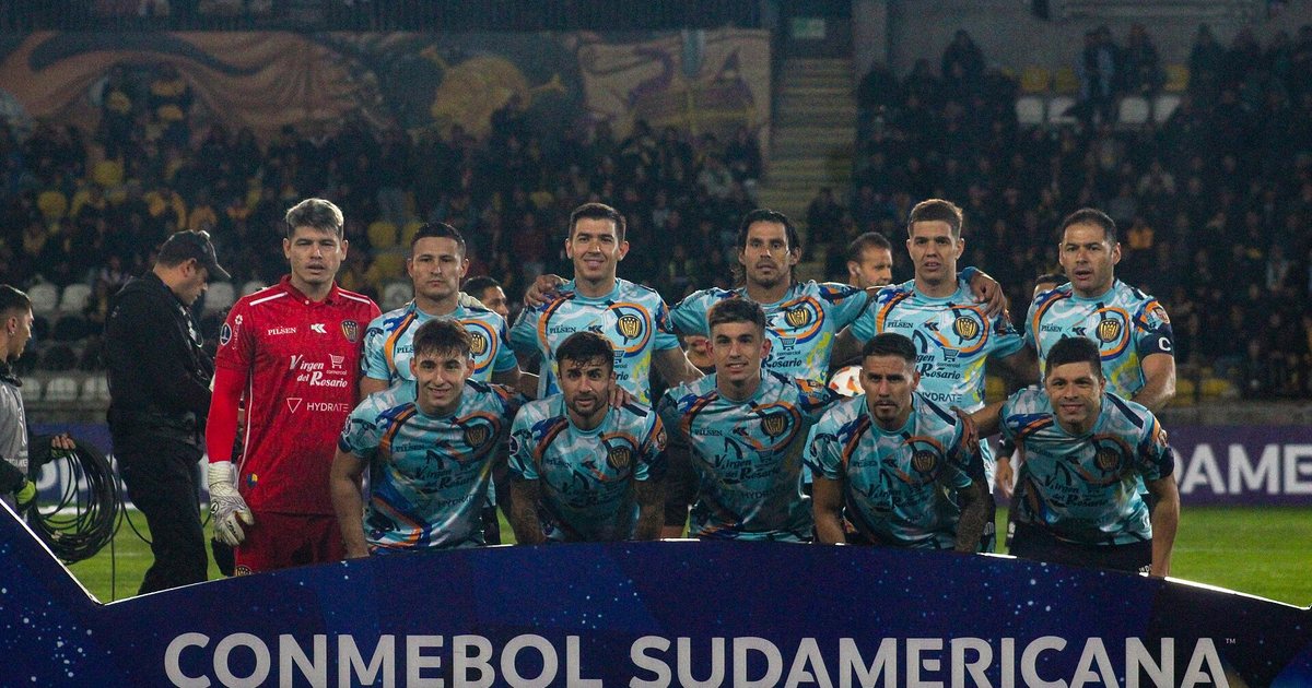 El plantel de Sportivo Luqueño, rival de Libertad el viernes, antes de un partido de la Copa Sudamericana de 2024