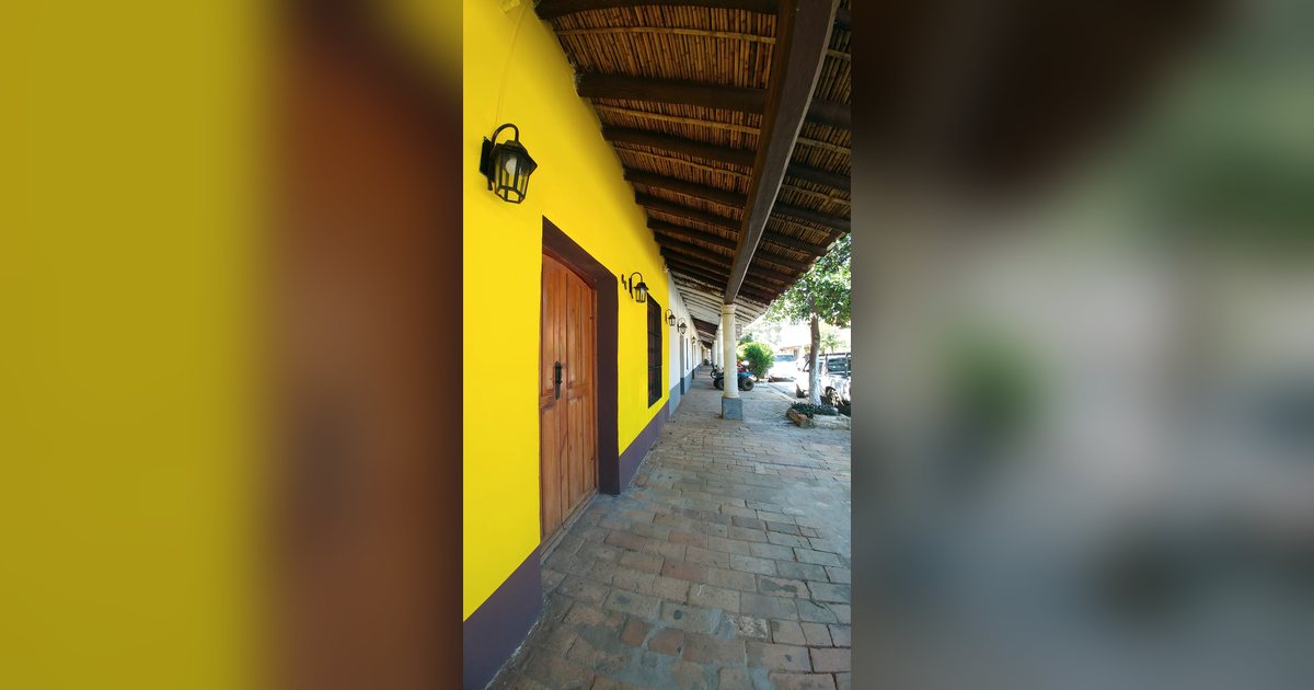 Galería con columnas y piso de ladrillo en la peatonal histórica del centro de Luque