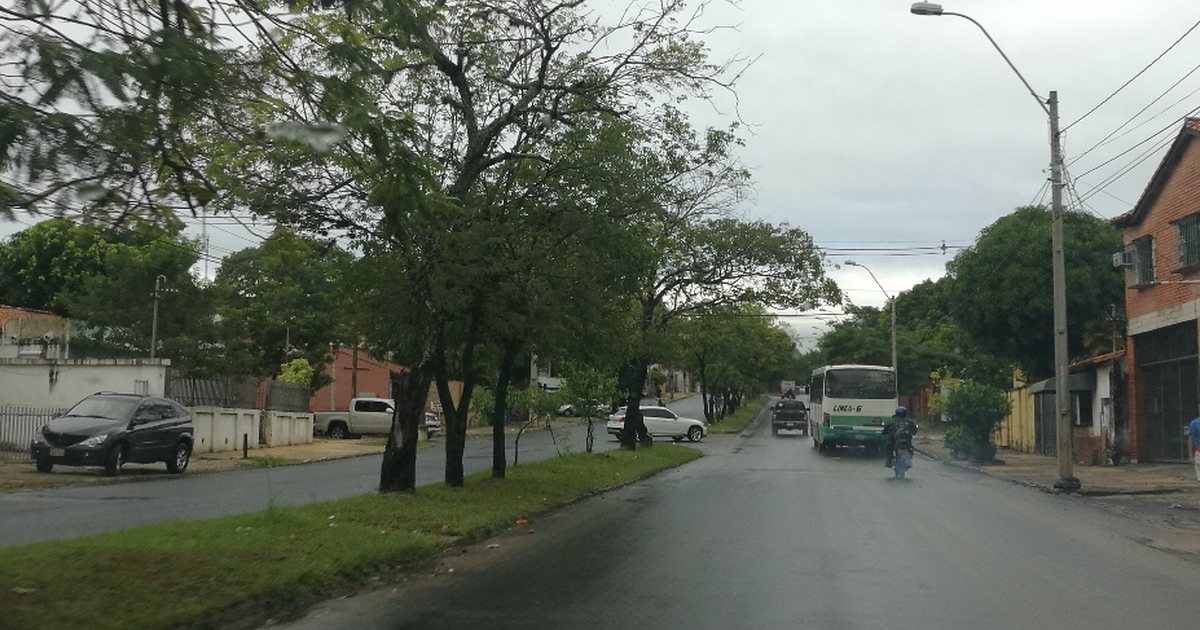 Autos, un ómnibus y una moto circulan por la avenida Brasilia, en Asunción