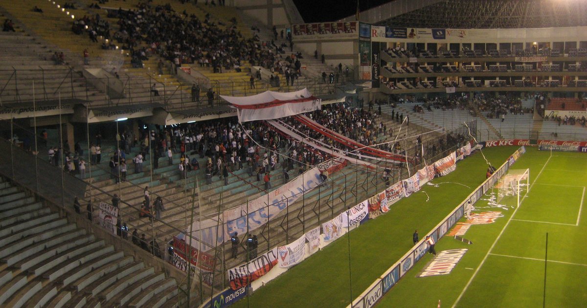 Tribunas y cancha del estadio Rodrigo Paz Delgado, en Quito, Ecuador, en un partido nocturno