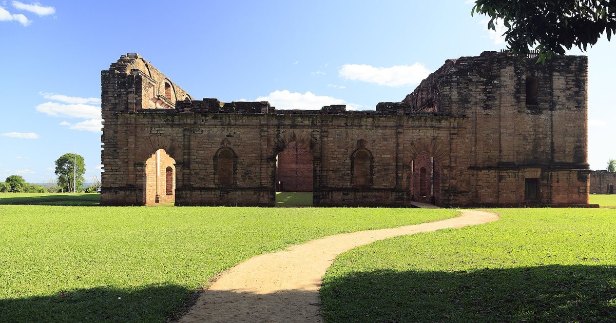 Ruinas de la iglesia de la misión jesuítica de Jesús de Tavarangue, en Itapúa, con un sendero sobre el césped