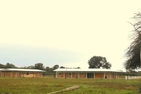 Foto: RRJF84 / Wikimedia Commons · CC BY-SA 4.0 Pabellones de una escuela rural de Ñu Apu'a, en Paraguay