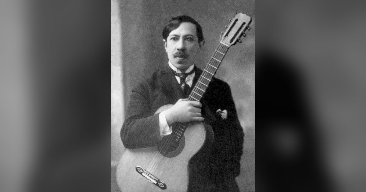 Agustín Pío Barrios, Mangoré, con su guitarra en un retrato de 1922