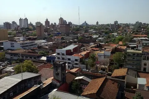 Foto: Cmasi / Wikimedia Commons · CC BY-SA 4.0 Vista del centro de Asunción, con techos de tejas y torres al fondo