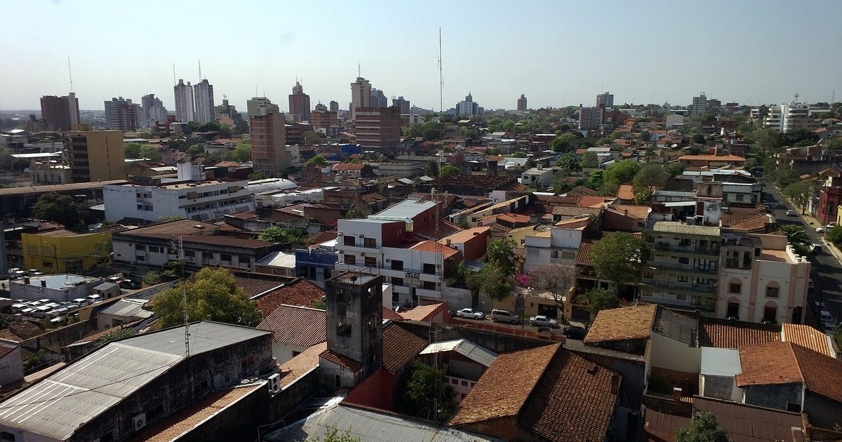 Vista del centro de Asunción, con techos de tejas y torres al fondo