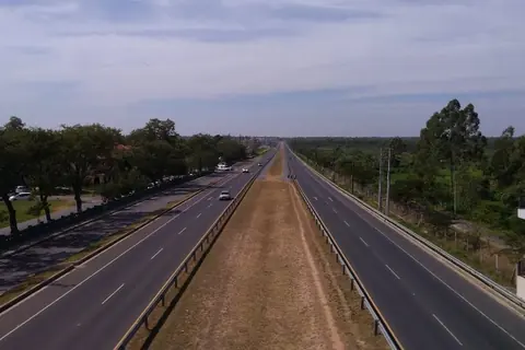 La autopista Ñu Guasu, que une Asunción con Luque, vista desde una pasarela peatonal