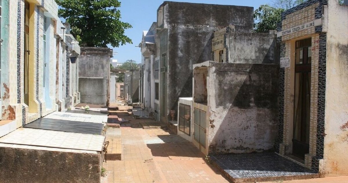 Pasillo entre panteones y nichos del Cementerio del Este, en Asunción