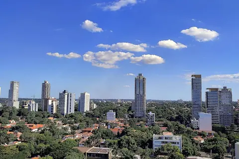 Torres de departamentos entre casas y árboles en Asunción, en marzo de 2024