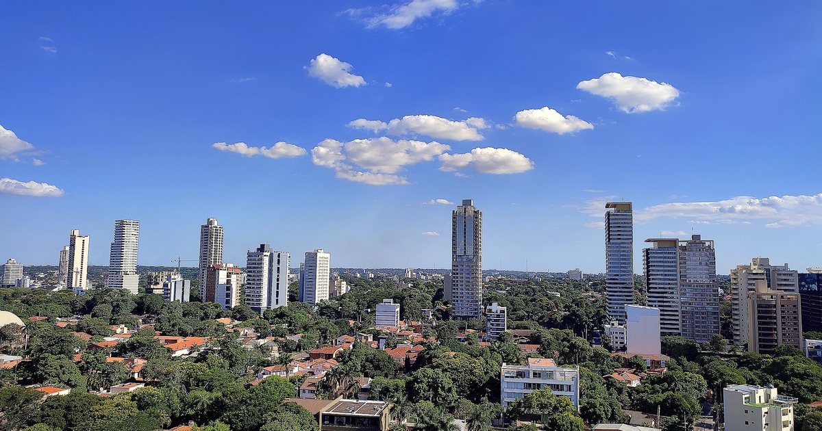 Torres de departamentos entre casas y árboles en Asunción, en marzo de 2024
